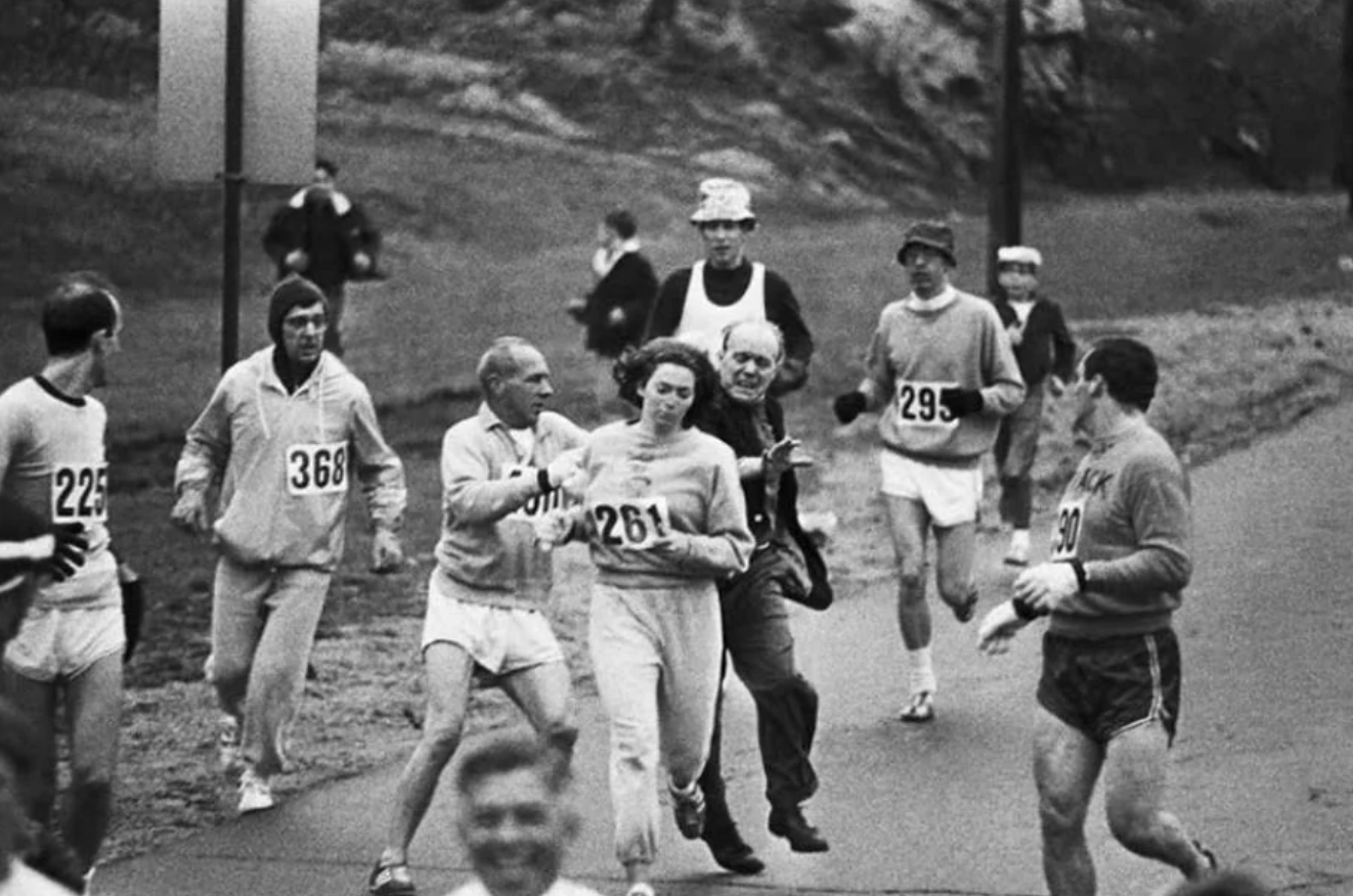 kathrine switzer running the boston marathon - 225 27 368 261